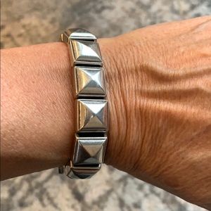 Suzy Roher. Silver stretch bracelet.OS.